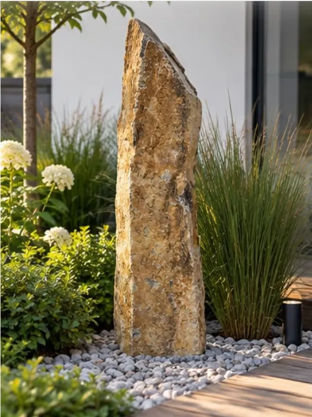 Gedenkstein als goldbrauner Naturstein-Monolith im Garten