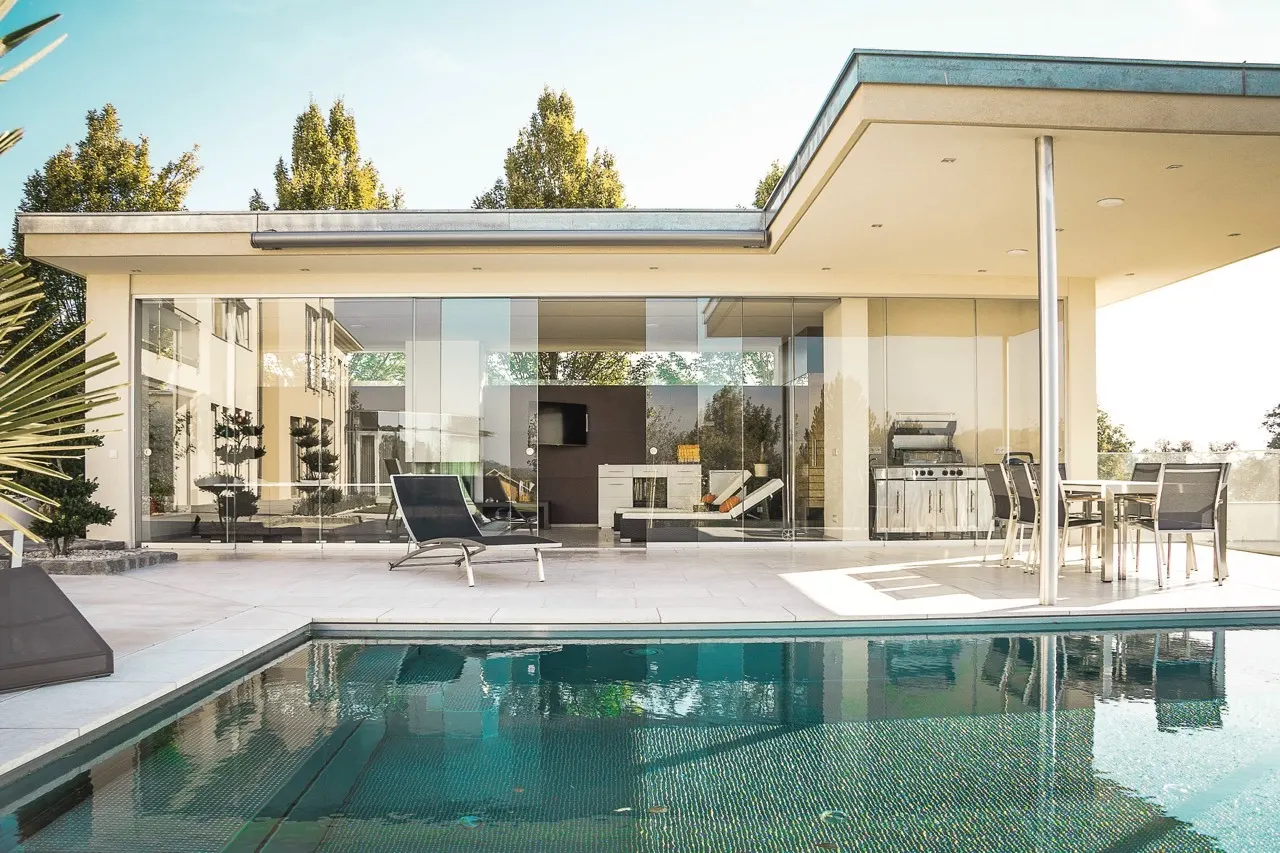 Keramikterrasse am Pool, verlegt auf Stelzlagern
