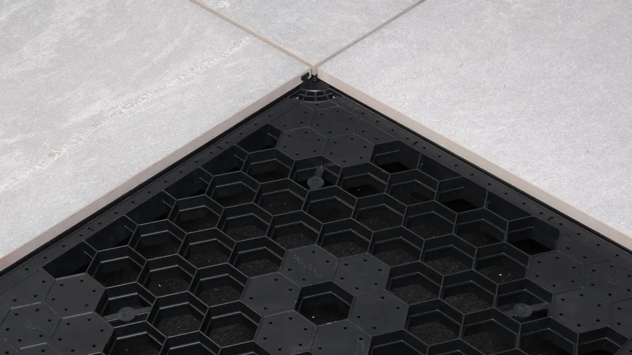 SUPATRAY Gitter unter Keramikplatten in der Terrassenecke
