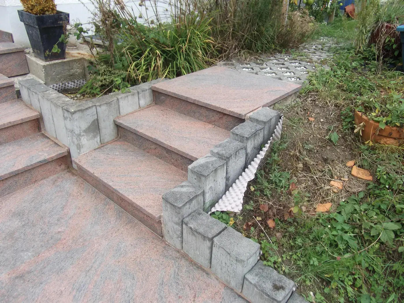 Außentreppe in Mulicolor Rot waterjet