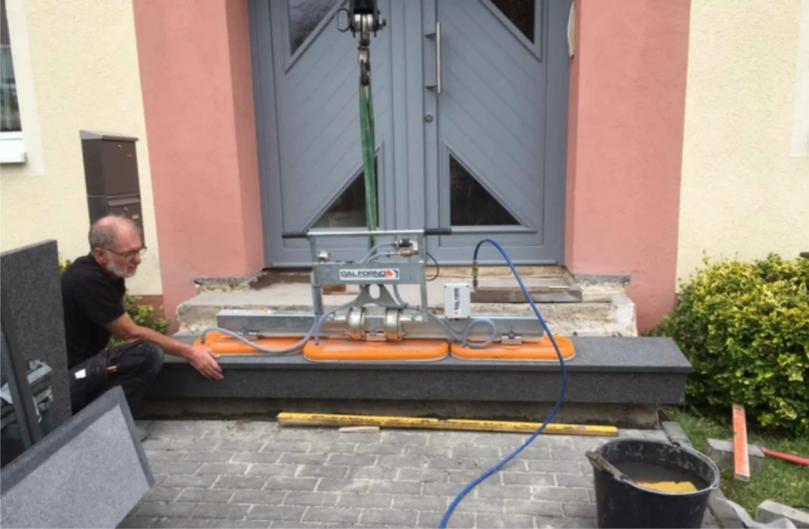 Außentreppe in Nero Impala waterjet
