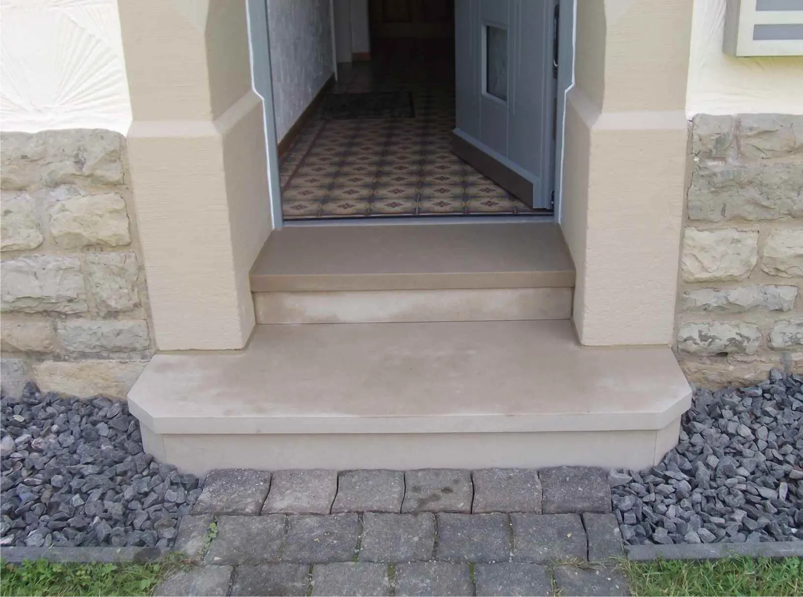 Außentreppe in Sandstein beige/gelb
