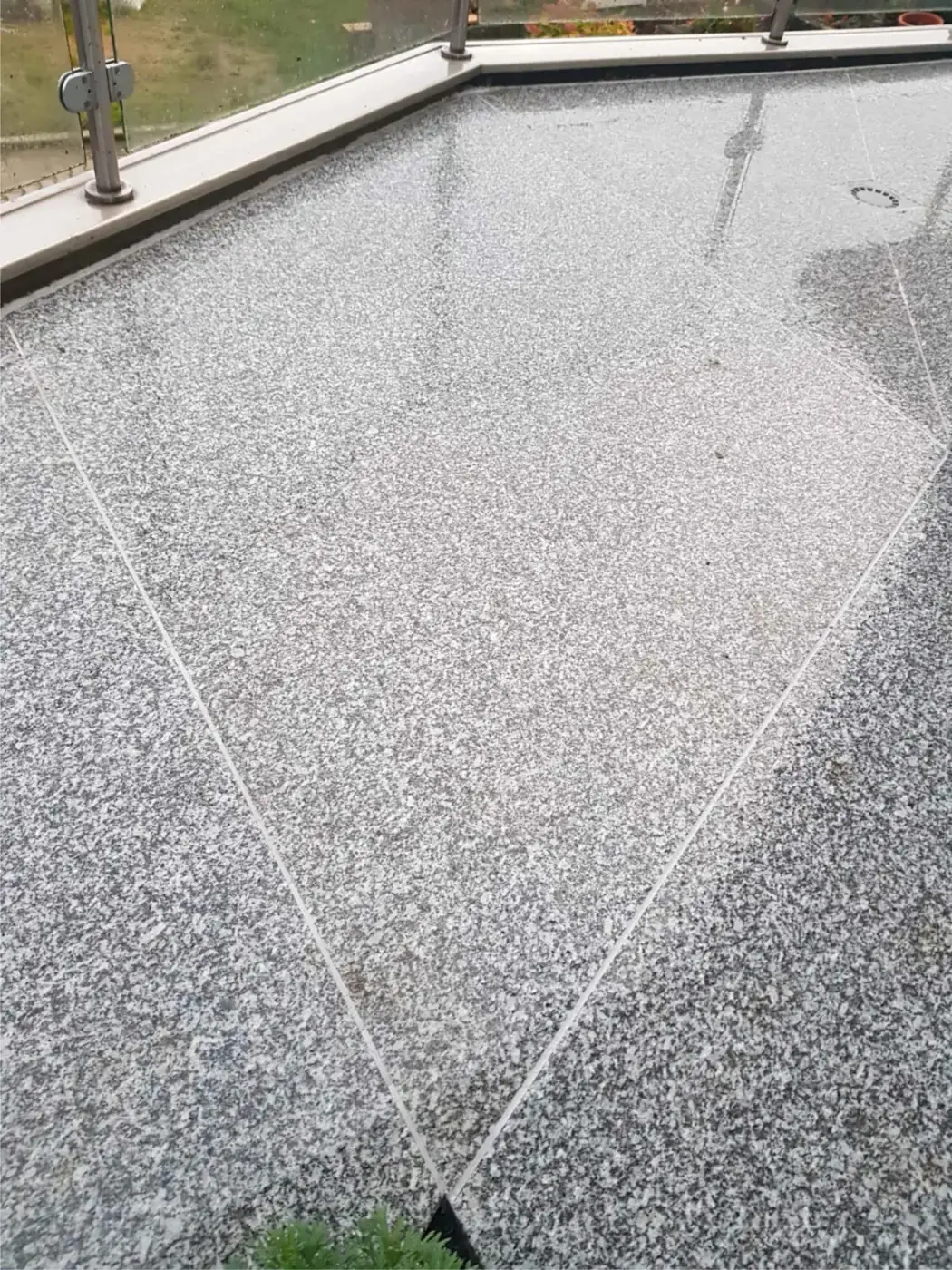 Außentreppe mit großformatigen Natursteinplatten in Branco Emilio waterjet