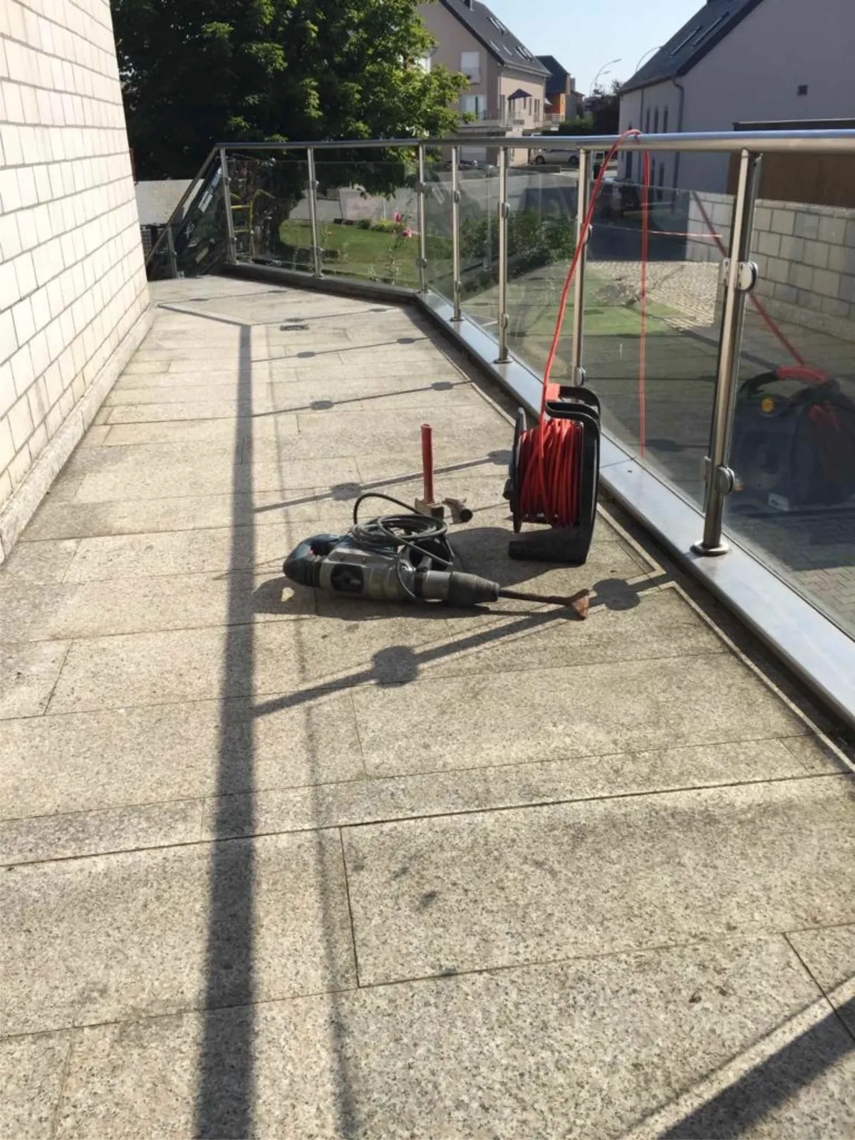 Außentreppe mit großformatigen Natursteinplatten in Branco Emilio waterjet von Natursteine Mulbach – Bild 2