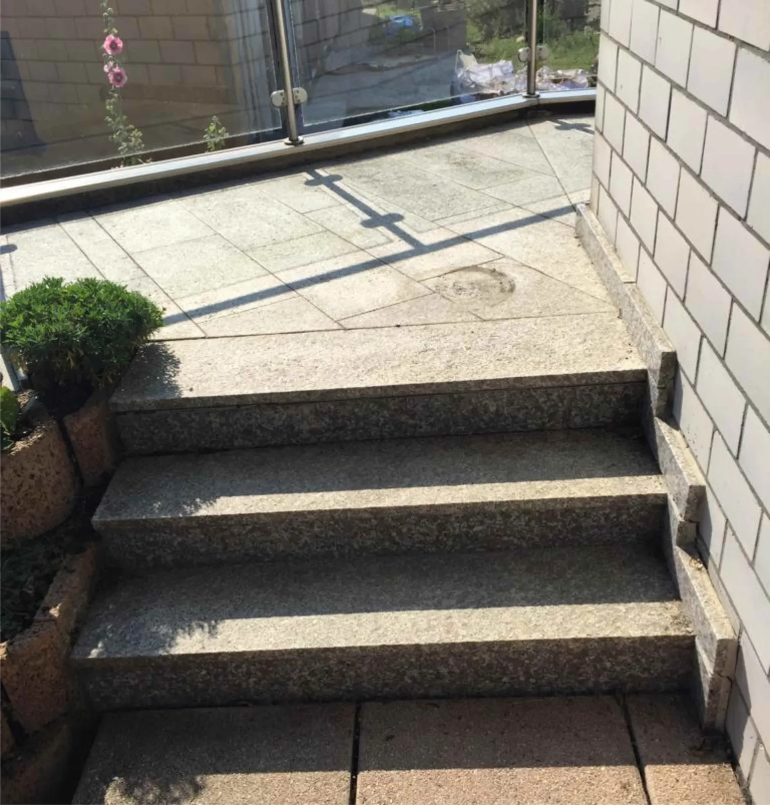 Außentreppe mit großformatigen Natursteinplatten in Branco Emilio waterjet von Natursteine Mulbach – Bild 3