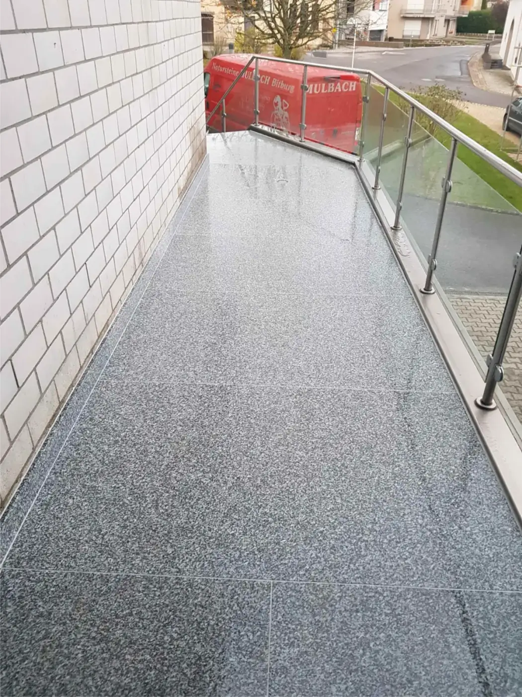 Außentreppe mit großformatigen Natursteinplatten in Branco Emilio waterjet von Natursteine Mulbach – Bild 6
