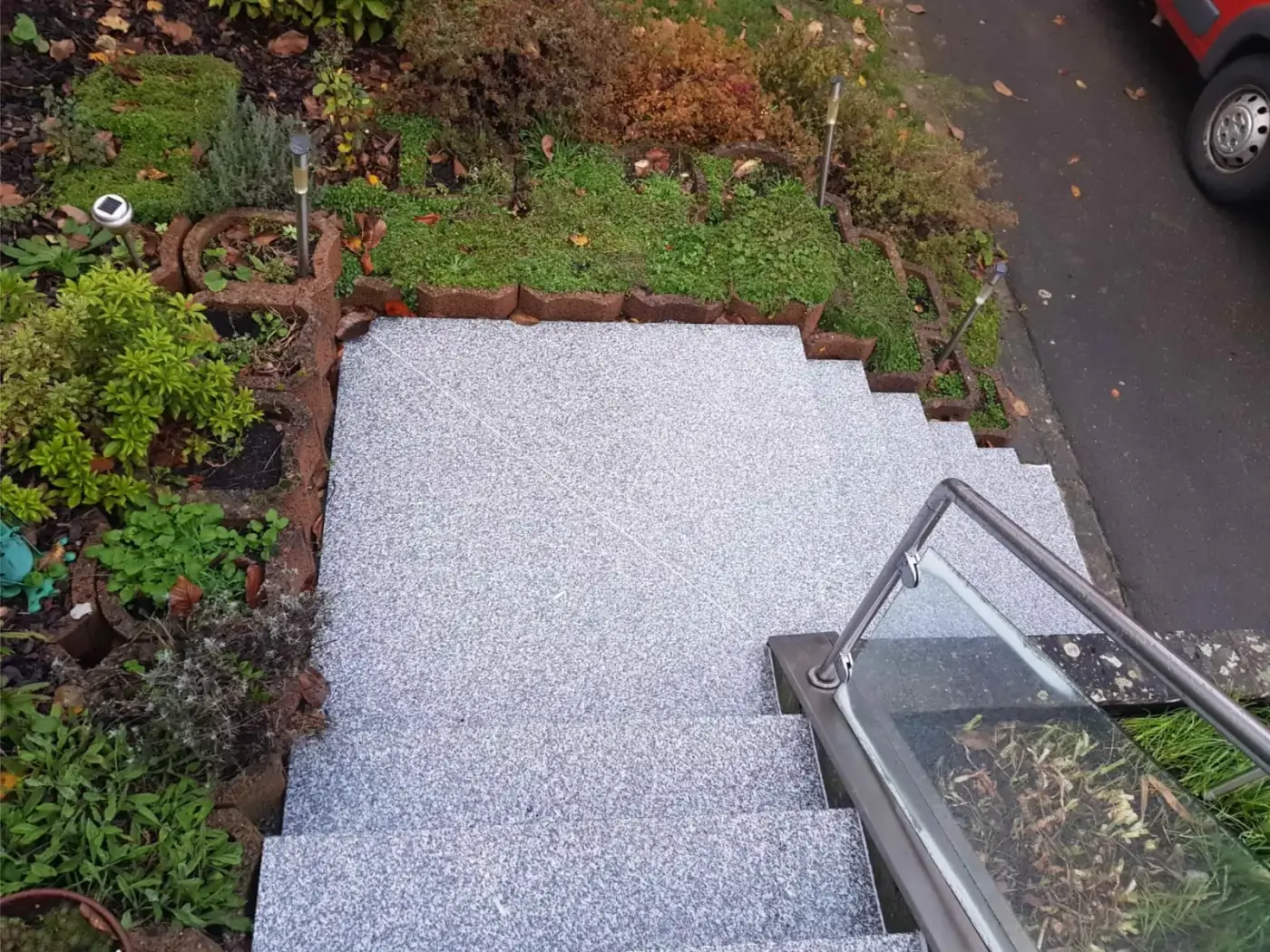 Außentreppe mit großformatigen Natursteinplatten in Branco Emilio waterjet von Natursteine Mulbach – Bild 9