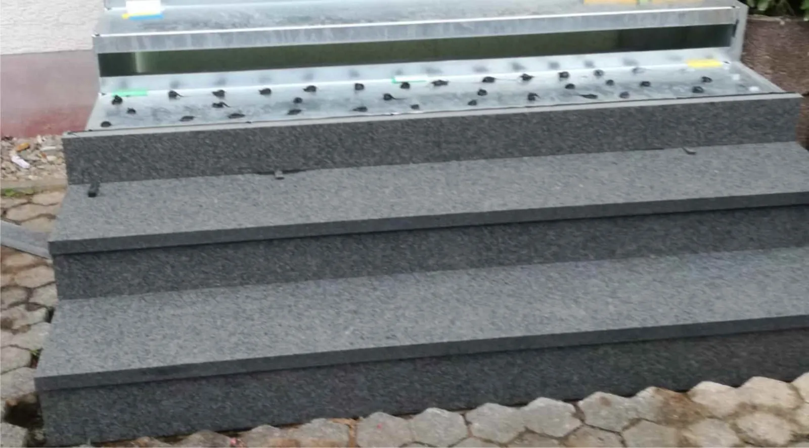 Außentreppe mit Metall und Naturstein