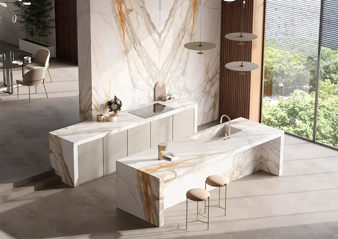 Eine moderne Küche mit cremefarbenen Naturstein und mit braun-grauer Marmorierung,