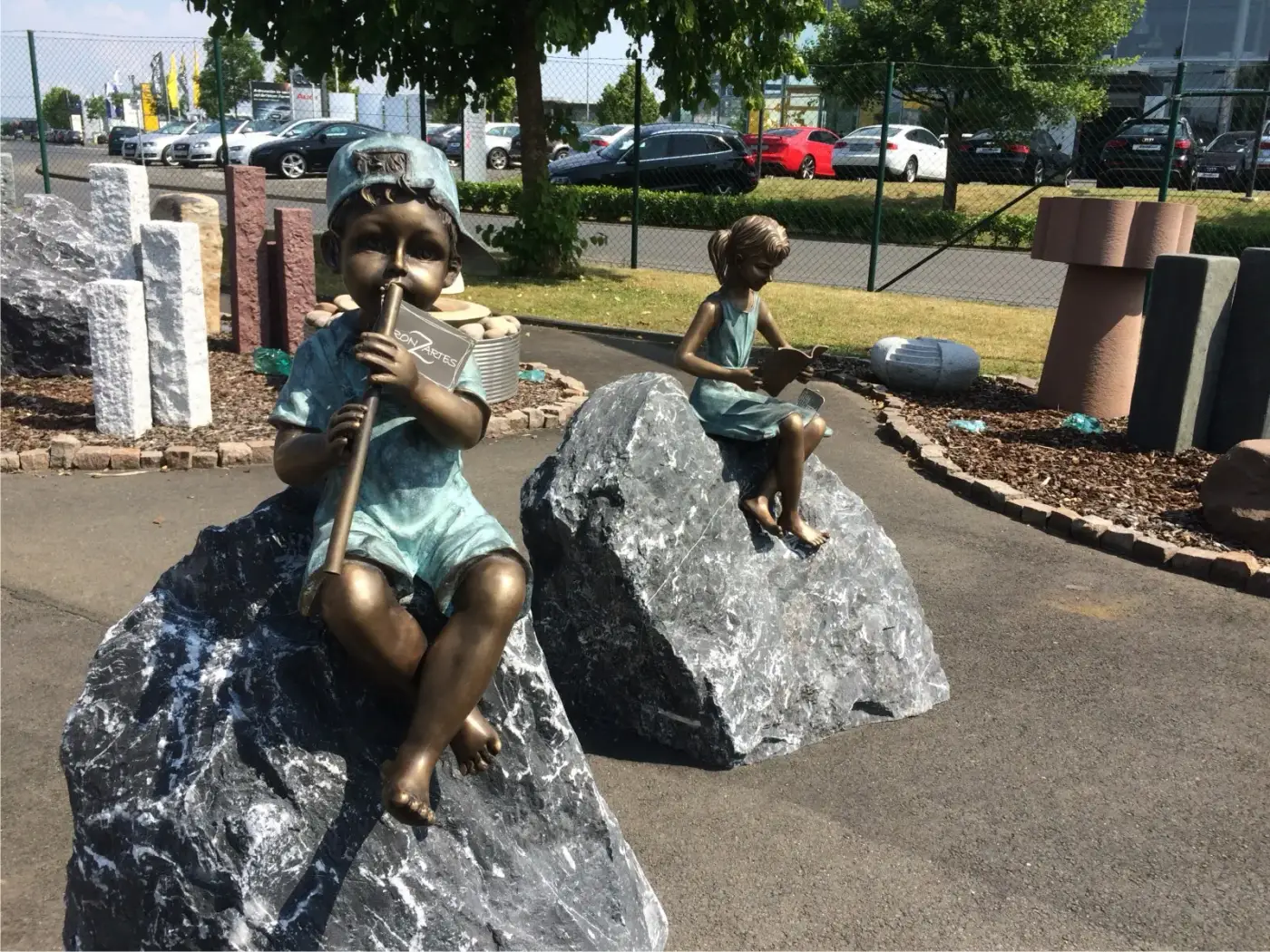 Bronzefigur mit Findling
