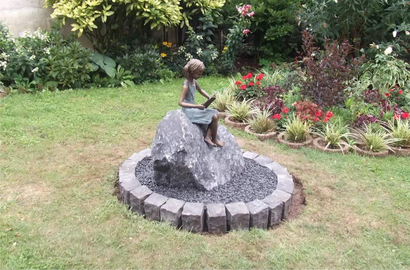 Bronzefigur mit Findling – Natursteine Mulbach Bitburg – Bild 2
